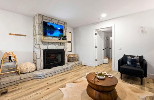 Caton House | Firefly Mountain Suites by AvantStay Fun Group Escape with Shared Pool & Game Room