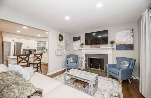Lexington House | Firepit | Outdoor Deck | Great Location