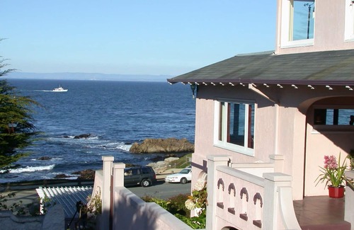 Pacific Grove Cabin | Fireplace/1800rope QUEENBED/desk/highboy dresser/clawfoot tub/shower