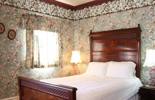 Pacific Grove Cabin | Fireplace/1890 matching Mahogany marbletop dresser,KINGBED/rocker/clawfoot tub/