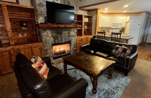White Oak Lodge Apartment | Fireplace Pool Table Pool Fitness Room