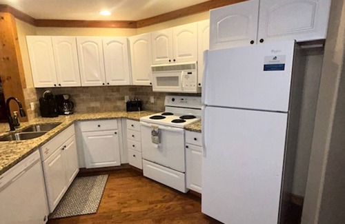 White Oak Lodge Apartment | Fireplace Pool Table Pool Fitness Room