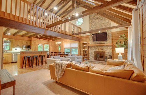Sabinsville Cabin | Fireside Cabin | HOT TUB, TV + Game Room!