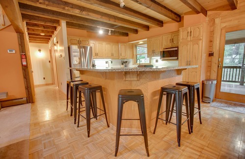 Sabinsville Cabin | Fireside Cabin | HOT TUB, TV + Game Room!