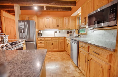 Sabinsville Cabin | Fireside Cabin | HOT TUB, TV + Game Room!