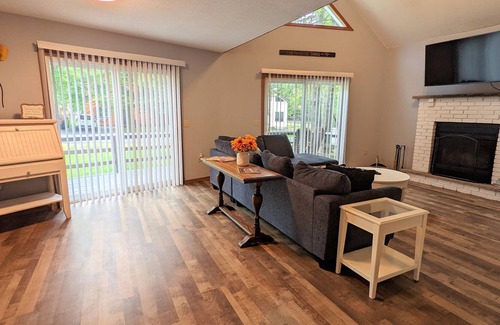 Tobyhanna Ski Chalet | Fireside Chalet by *Hiking * Casino * Water Park * Wineries & Breweries*!