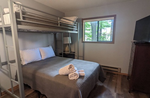 Tobyhanna Ski Chalet | Fireside Chalet by *Hiking * Casino * Water Park * Wineries & Breweries*!