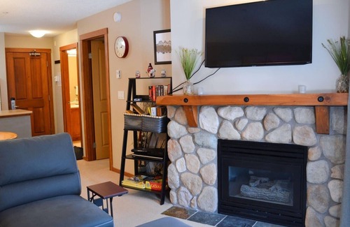 Sun Peaks House | Fireside Lodge #215 by Bear Country
