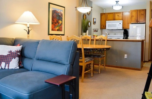 Sun Peaks House | Fireside Lodge #215 by Bear Country
