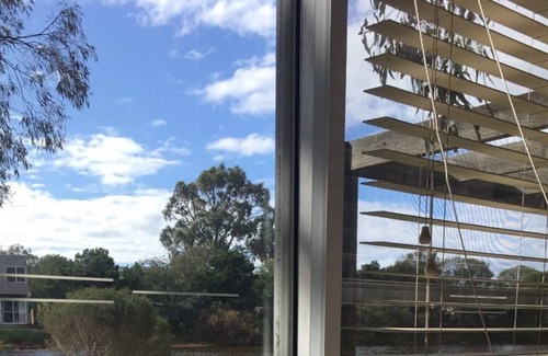 Quindalup Cottage | Fireside romance + waterside location