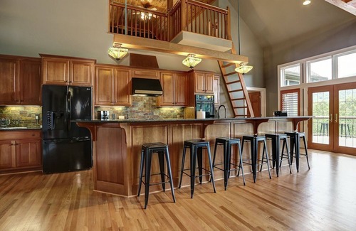 Big Canoe House | Fireside Sips, Soothing Hot Tub Soaks, Hiking Trails, Lakeside Dining & Scenic Golf - Field of Stars