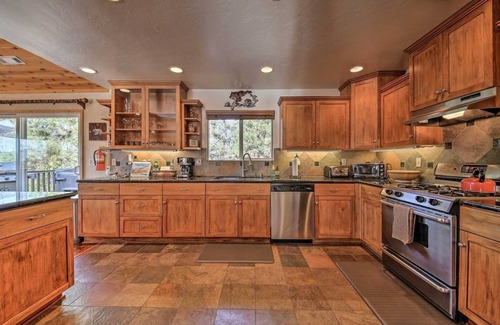 Castle Glen Estates House | First Class, High Quality Luxury Retreat w/Hot Tub, Sauna & Game room