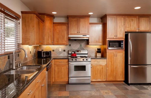 Castle Glen Estates House | First Class, High Quality Luxury Retreat w/Hot Tub, Sauna & Game room