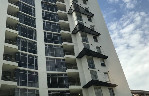 Sandown Apartment | First Divine Suites - Hydro Park