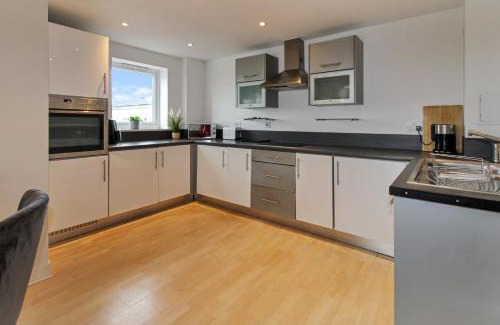 Basingstoke Apartment | First floor stylish two bed apartment winterthur Way Short Stays