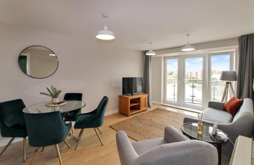 Basingstoke Apartment | First floor stylish two bed apartment winterthur Way Short Stays
