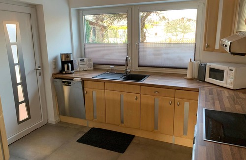 Langwedel Apartment | First floor vacation apartment on approx. 78 sqm, high-quality and modern furnishings with furnished terrace with garden pond and barbecue facilities, covered e-bike charging station and lockable bicycle room. You can look forward to: a fully equipped.