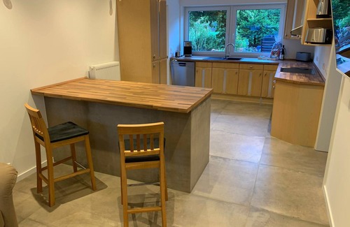 Langwedel Apartment | First floor vacation apartment on approx. 78 sqm, high-quality and modern furnishings with furnished terrace with garden pond and barbecue facilities, covered e-bike charging station and lockable bicycle room. You can look forward to: a fully equipped.