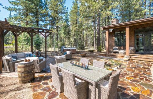 Truckee House | First Light Farmhouse- Hot Tub- Gourmet Kitchen- Premier Neighborhood