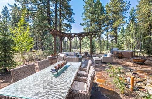 Truckee House | First Light Farmhouse- Hot Tub- Gourmet Kitchen- Premier Neighborhood