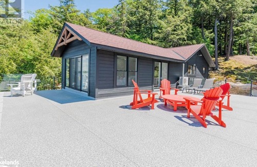Port Carling Cottage | FIRST SUMMER AVAILABLE FOR RENT! nRenovated 3 Bedroom Boathouse on Lake Rosseau