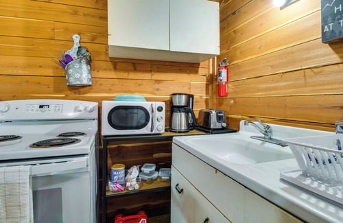 Lakeview Cabin | Fish & Boat: Angler's Cabin 2 Mi to White River
