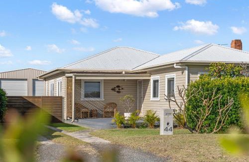 Ulladulla House | Fish Cottage Ulladulla - Linen not supplied - 3 bedroom house - sleeps 8 - pet friendly