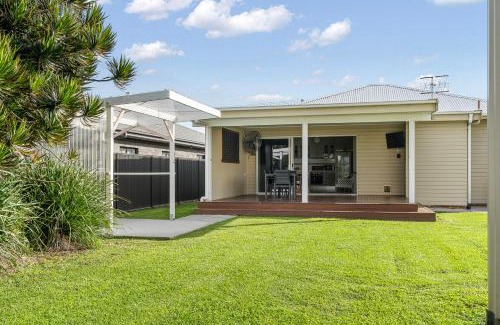 Ulladulla House | Fish Cottage Ulladulla - Linen not supplied - 3 bedroom house - sleeps 8 - pet friendly