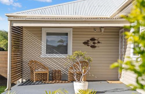 Ulladulla House | Fish Cottage Ulladulla - Linen not supplied - 3 bedroom house - sleeps 8 - pet friendly