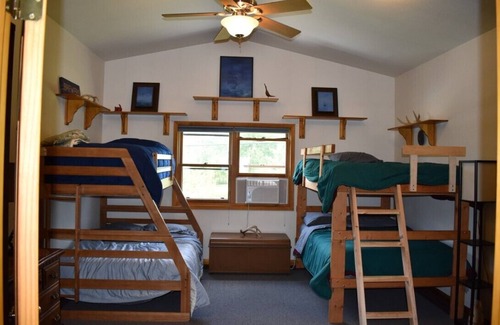 Oconto House | Fish Inn On The Bay - 4 Season Rental with Private Boat Launch