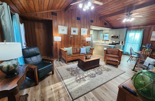 Port St. Joe Cabin | "Fish On!"- Cozy Cabin w/boat parking and Starlink Internet. Pet Friendly!