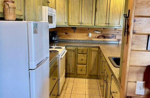 Bryant Cabin | FISH TALES · NO SUNDAY CHECK-INS ,VIEW HOT-TUB FISH TALES