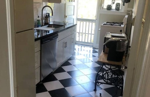 Greensboro Condo | Fisher Park condo on Elm St., new kitchen, 1 mile from downtown