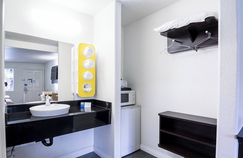 Munras Avenue Hotel | Fisherman's Cove Inn