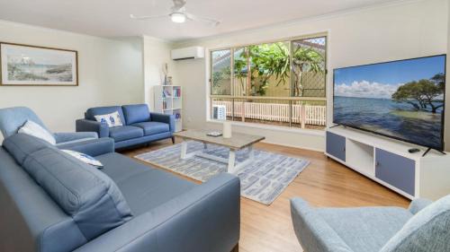 Banksia Beach House | 'fisherman's Dream On The Canal'