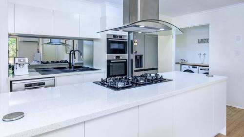 Banksia Beach House | 'fisherman's Dream On The Canal'