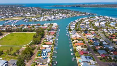 Banksia Beach House | 'fisherman's Dream On The Canal'
