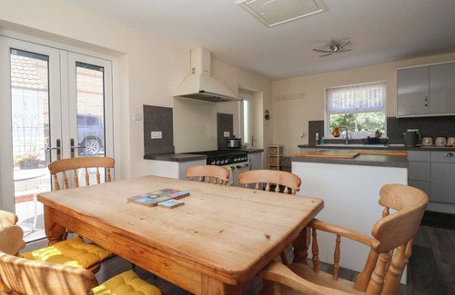 Withernsea Cottage | FISHERMANS COTTAGE, pet friendly, with open fire in Withernsea