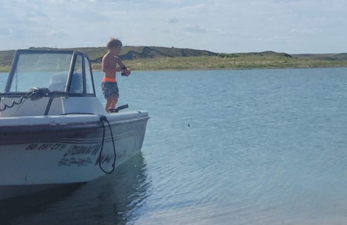 Mission Ridge House | FISHING/HUNTING! Minutes from LakeOahe/LittleBend boat ramp. Public land to hunt