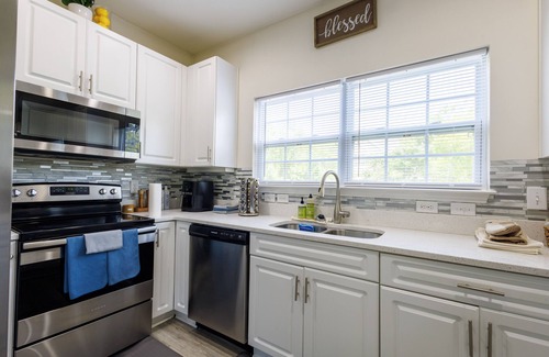 West Ashley House | Fit & Coasty - 2bd w/Firepit, Workspace & Indoor Gym. 15 mins to Downtown!