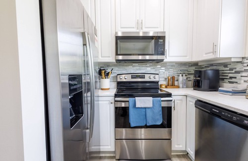 West Ashley House | Fit & Coasty - 2bd w/Firepit, Workspace & Indoor Gym. 15 mins to Downtown!