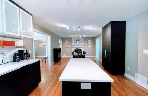 Clairmont Heights House | Fit for Kings@EMORY Japan Soaking Tub 5 KING Beds