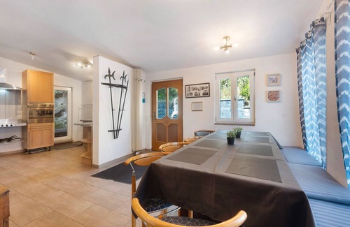 Neuerburg House | Fitters' Accommodation 'Alte Münze' with 3 Bedrooms, 3 Bathrooms, and Parking Spaces