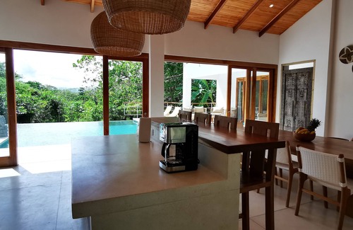 Mal Pais Villa | Five Bedroom House! Walk to the Beach. 5 min drive to Santa Teresa! AC - WiFi
