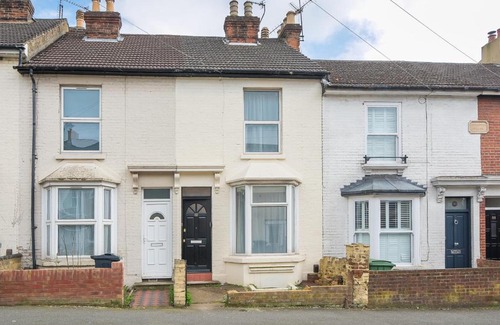 Maidstone House | FIVE Bedroom Central Maidstone Home with BBQ, HotTub & Wi-Fi
