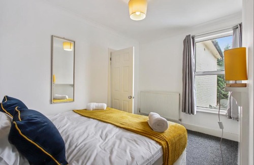 Maidstone House | FIVE Bedroom Central Maidstone Home with BBQ, HotTub & Wi-Fi