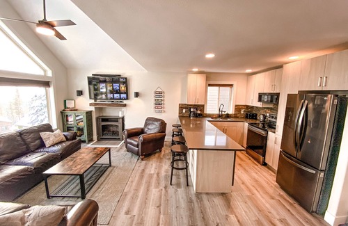 Snow Pine Estates Ski Chalet | FIVE Bedroom Ski-In/Out Chalet, Private Sauna & Spectacular Mtn Views!