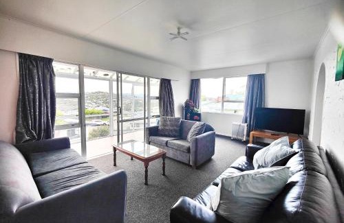 Johnsonville Apartment | five bedrooms and two living rooms property in Johnsonville Wellington
