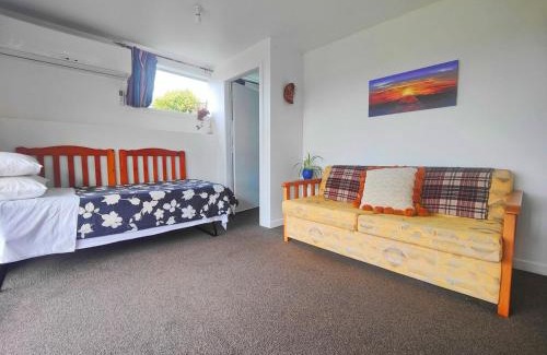 Johnsonville Apartment | five bedrooms and two living rooms property in Johnsonville Wellington