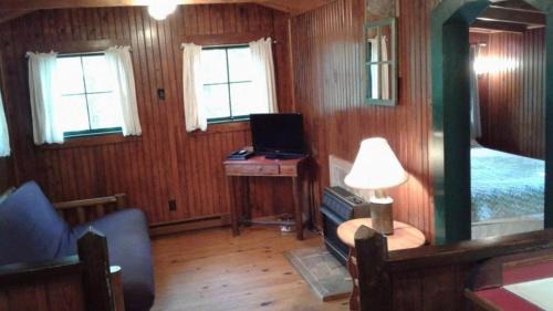 Hot Springs House | Five Points Lake Hamilton Cabin 3